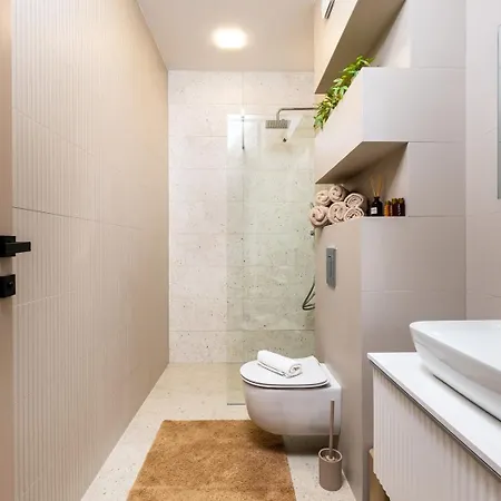 Royal Garden With Private Parking Apartmán