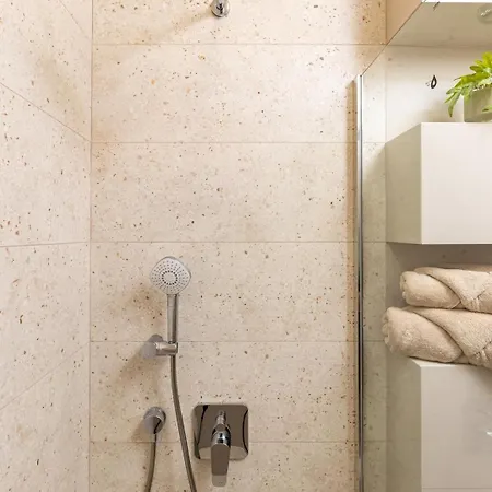 Royal Garden With Private Parking Apartmán